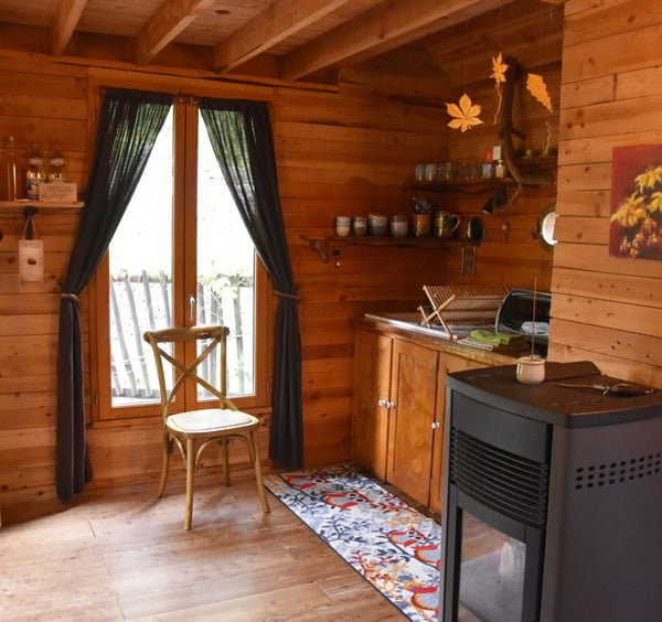 Au Fil de Soi  treehouse in Issamoulenc with view of the kitchen area of the glamping treehouse