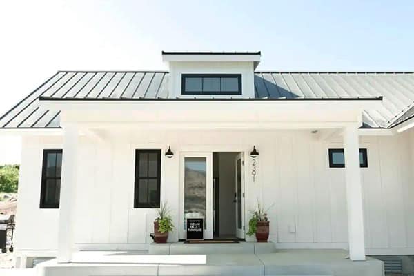 vineyard farmhouse in chelan view of front white building