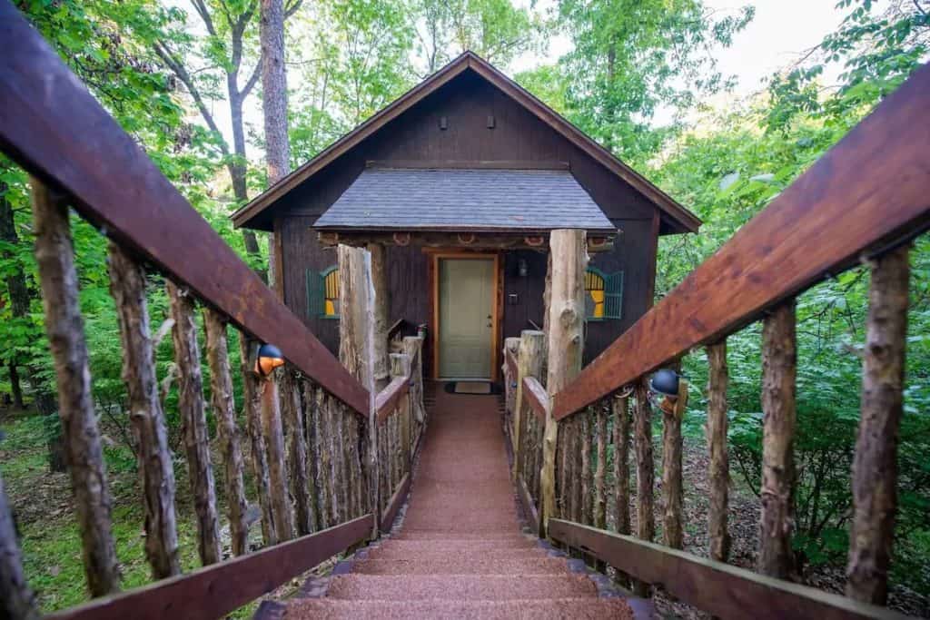 arkansas glamping treehouses