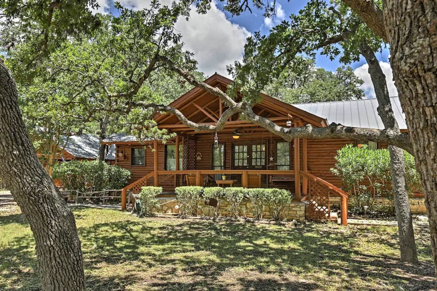 Rustic Canyon Lake Cabins in Texas with Hot Tub