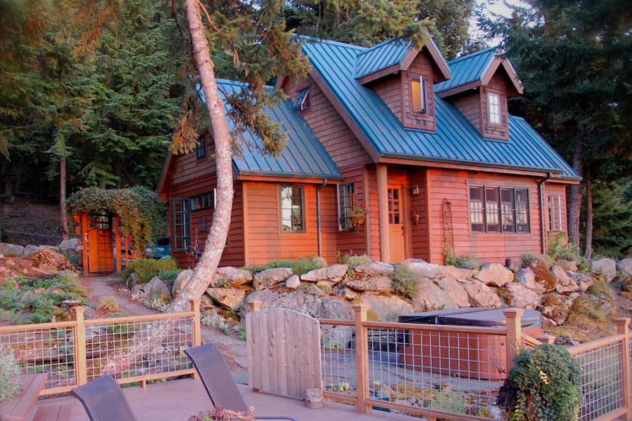 Eagle Ridge Washington Cabin with Hot Tub on Private Island