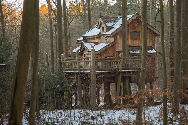 what is glamping treehouse?