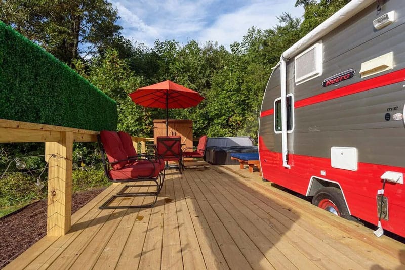 Adorable Retro Camper With Hot Tub 