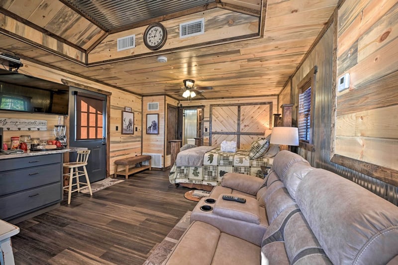 Couple's Retreat: Woodsy Broken Bow Cabin Studio