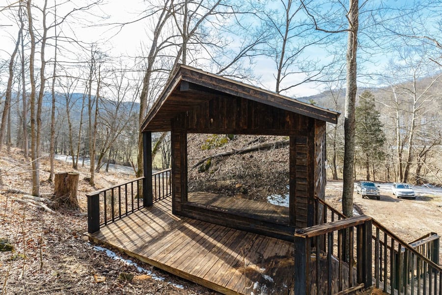 Romantic Cabin in Ohio for Glamping