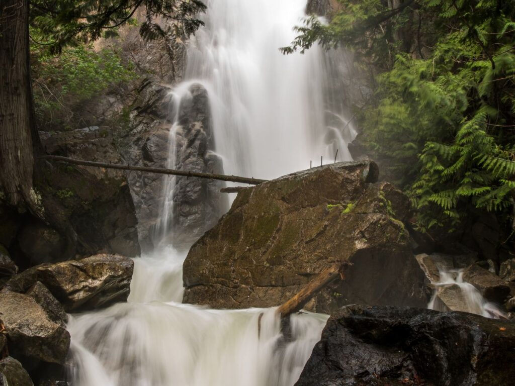 Waterfall unique places to stay in Washington State