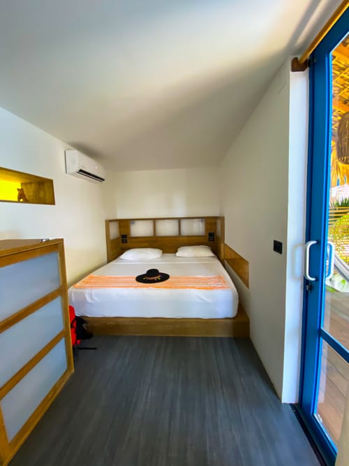 H20 Container Cabins King-sized bed