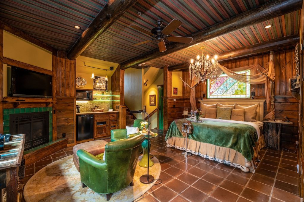 TreeHouse Suite at Highland Haven Creekside Inn 