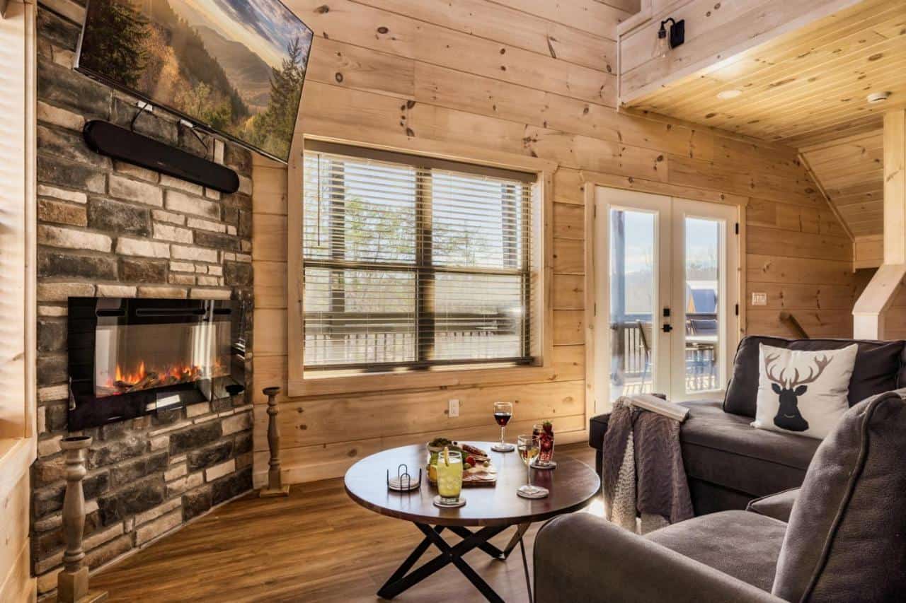 Private Indoor Pool Cabin – A Hit with Kids and Groups