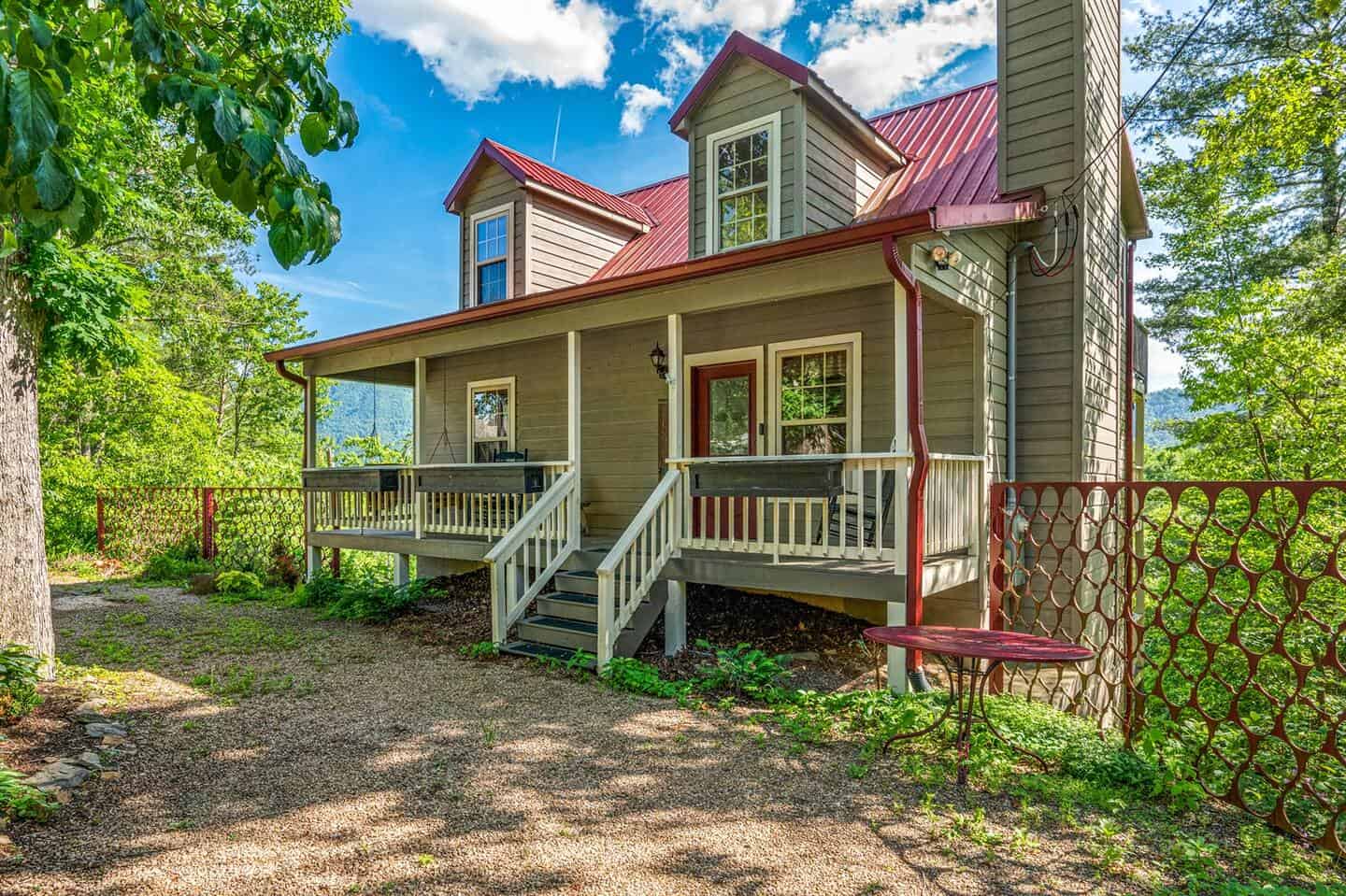 Mountain Views Cabin – More Like a Resort Stay